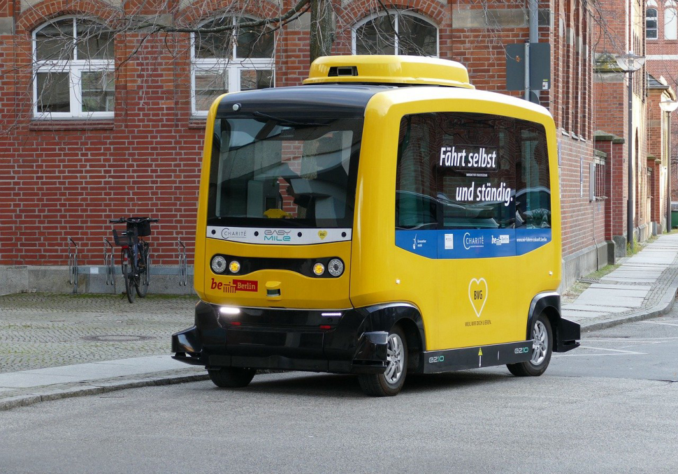 Un petit bus jaune autonome déployé à Berlin, en Allemagne, en 2019.