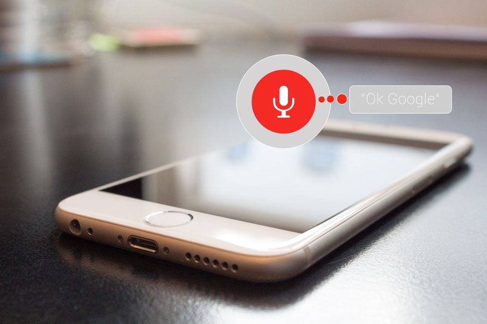 Commande vocale OK Google au-dessus d'un appareil iPhone.